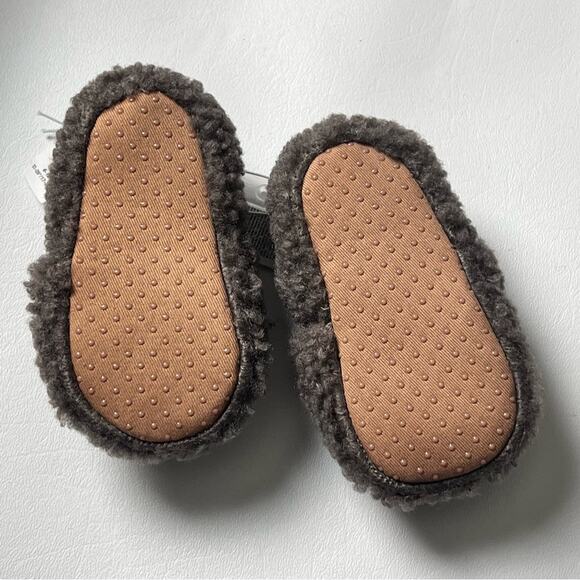 Old Navy Unisex Sherpa Critter Gray Slippers Sz 6-12M - Picture 3 of 8